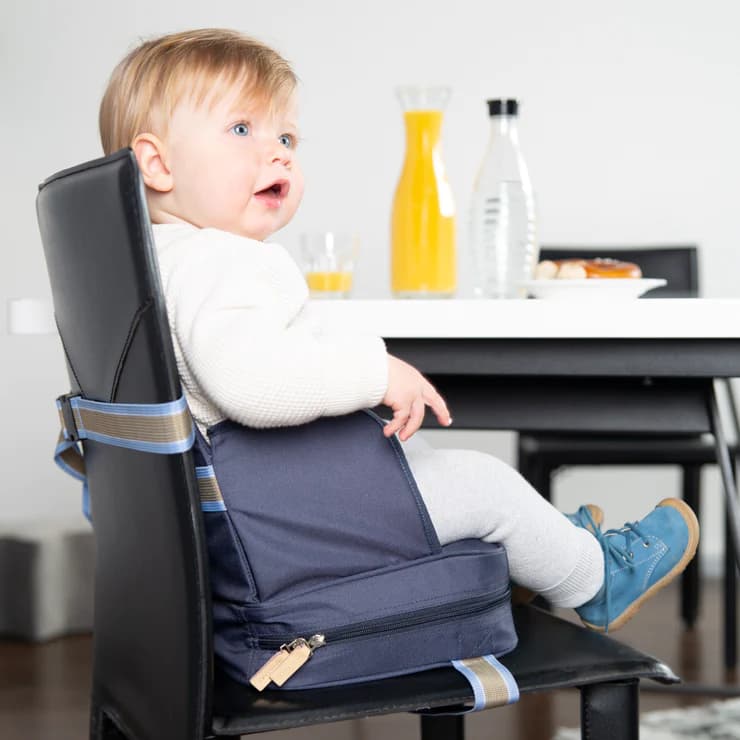 Werten Sie Ihren Essbereich mit der zeitgenössischen Eleganz unseres Sitzerhöhungsstuhls auf