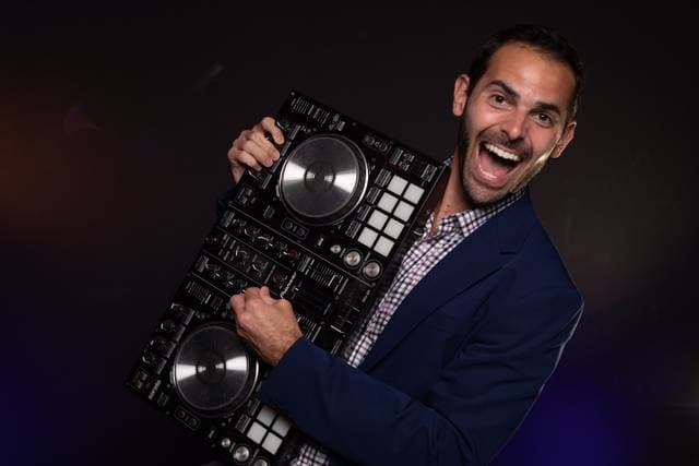 Wie ein DJ Hochzeit Ihre Feier in Schwung bringt