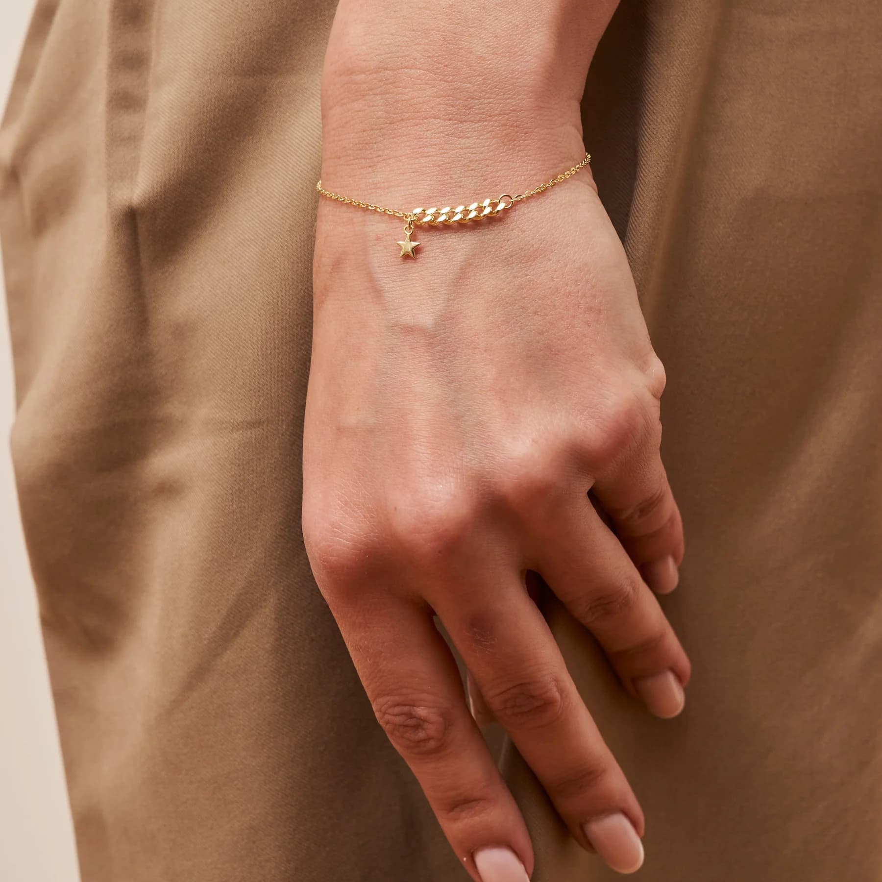 Armbänder von Czarina: Für Frauen, die mit Stolz ihre eigene Geschichte erzählen