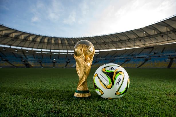 Virtuelles Stadionerlebnis: Tauchen Sie ein in die Atmosphäre, während Sie Fußball live verfolgen