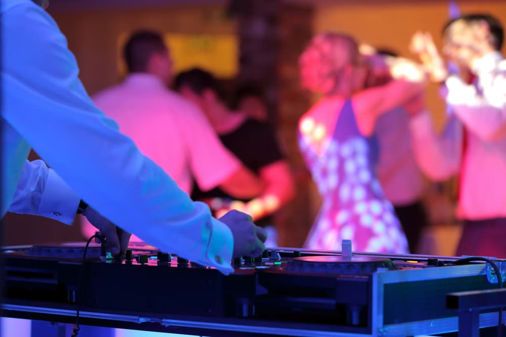 Behind the Booth: Einblicke von einem professionellen Hochzeits-DJ