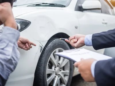 Kfz Gutachter Fachmann hilft Ihnen bei Ihrem unverwundeten Schaden an Ihrem Fahrzeug.