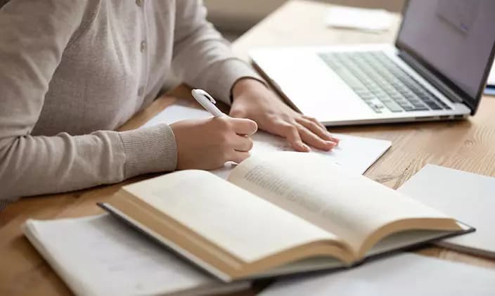 Effektives Lektorat Dissertation: Hochwertige Bearbeitung für akademische Exzellenz