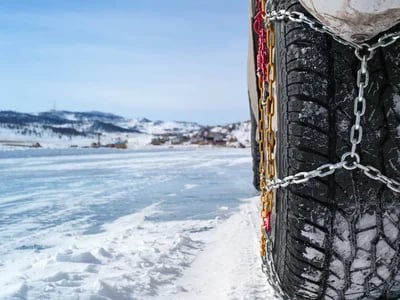 Schneeketten für LKW: Worauf Sie bei der Auswahl von Felgenschutz und Selbstspannung achten sollten