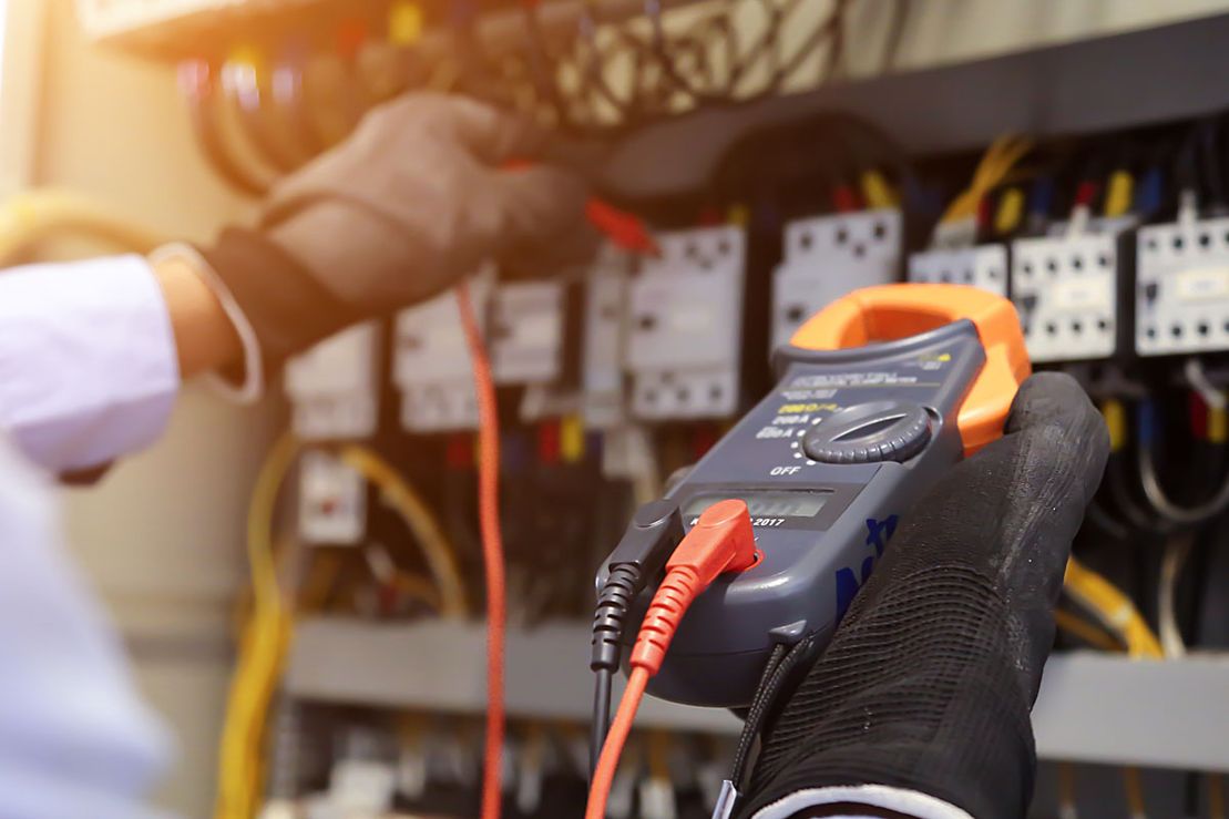 Prüfung elektrischer Anlagen: Typische Risiken und deren Prävention