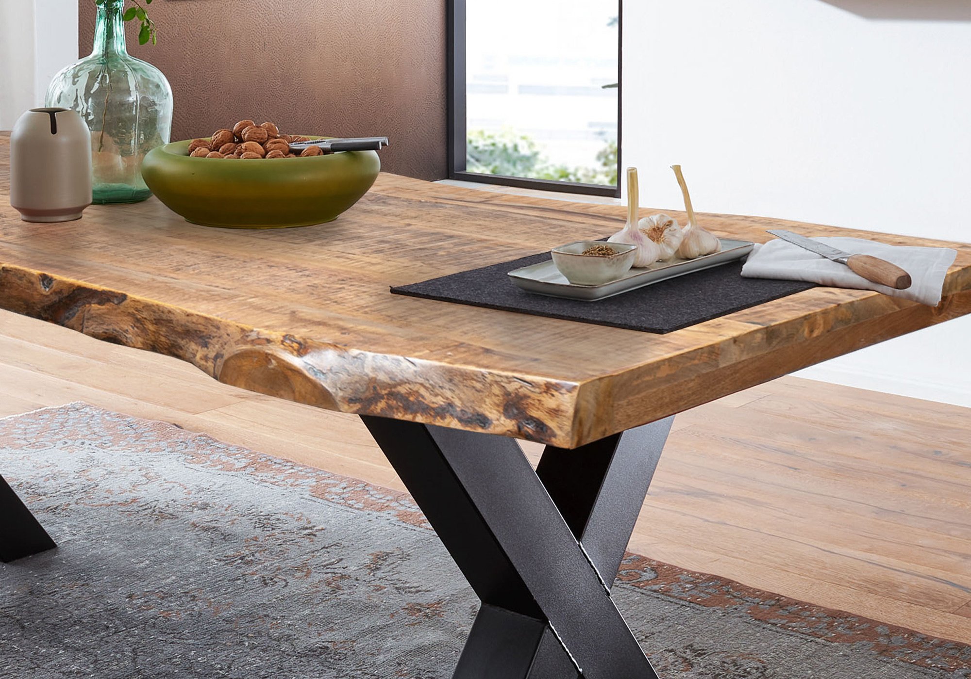 Holztisch massiv: Robustheit und Eleganz für jedes Esszimmer