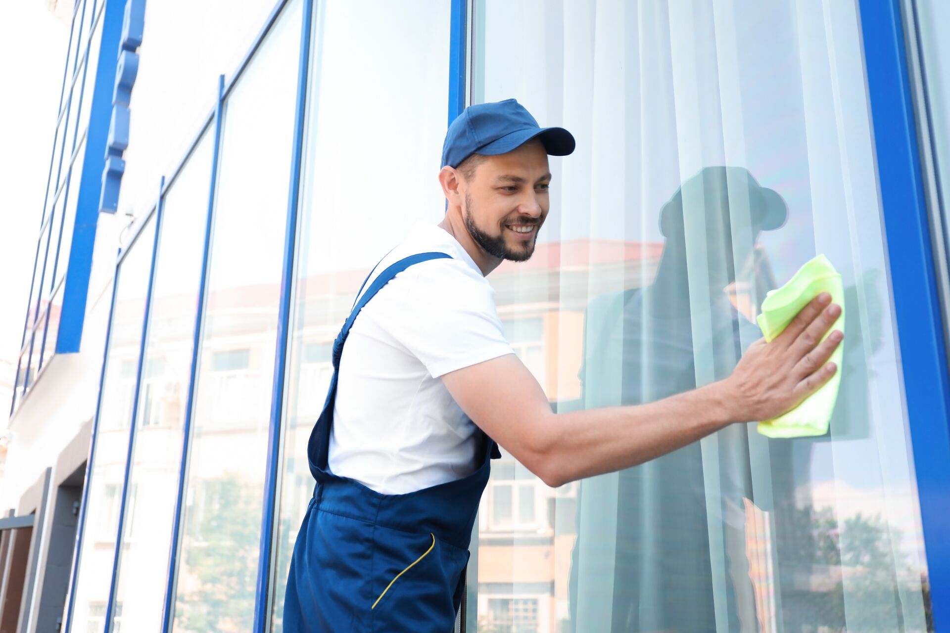 Meister-Job - Dein Fensterputzer in der Nähe für strahlend saubere Fenster