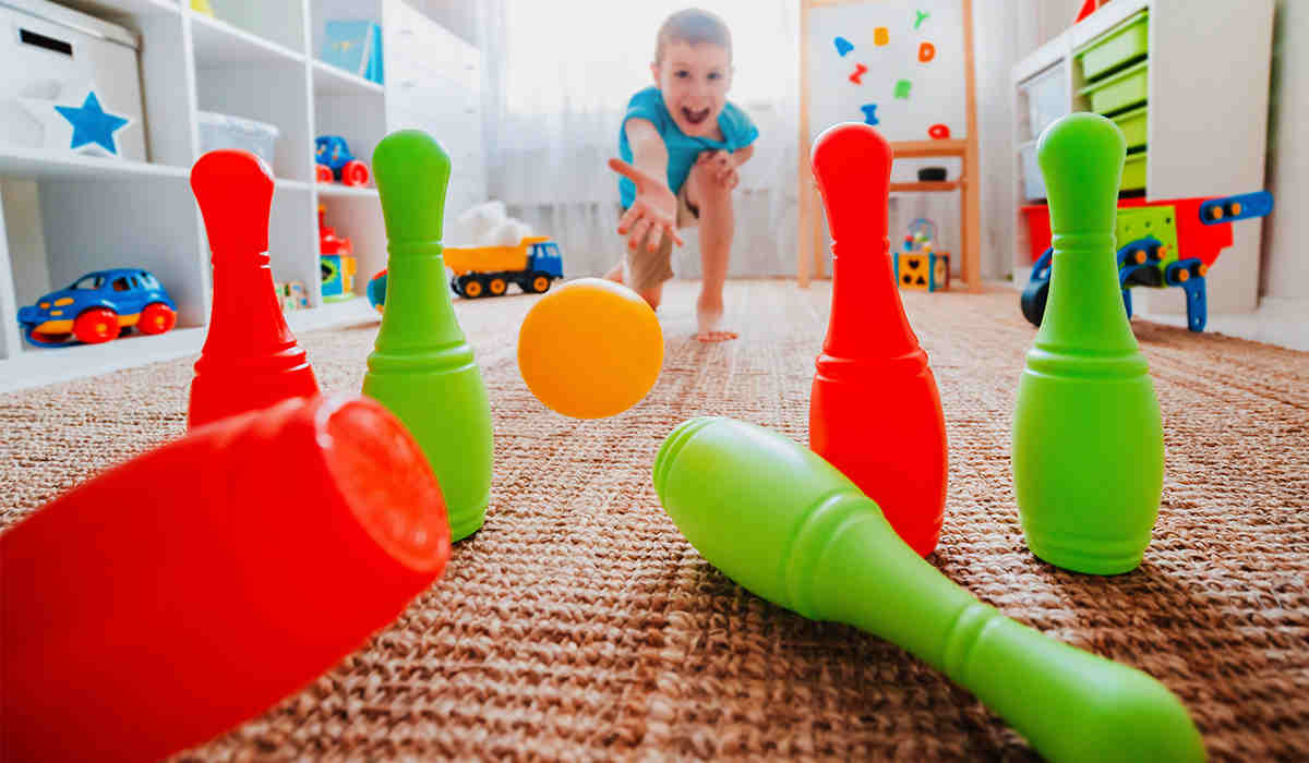 Bunte Motto-Party mit passenden Indoor Spiele Kindergeburtstag