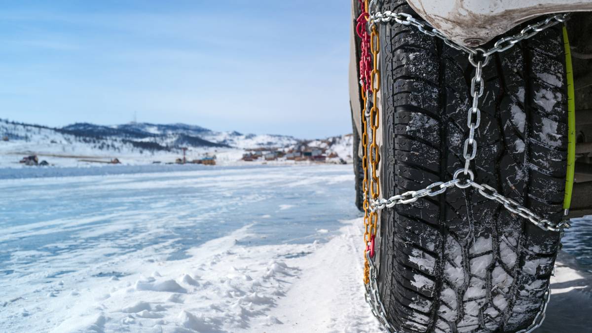 Schneeketten für LKW: Worauf Sie bei der Auswahl von Felgenschutz und Selbstspannung achten sollten