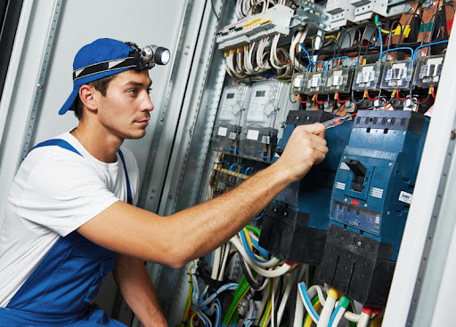 Elektriker Notdienst: Rund um die Uhr Hilfe bei Elektroausfällen und Defekten