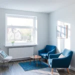Professionelle Pflegeberatung Köln mit einem freundlichen Berater in einem einladenden Raum.