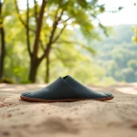 Barfußschuhe elegant und umweltfreundlich in einer natürlichen Umgebung und grünem Hintergrund.
