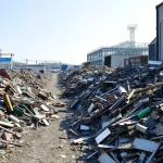Schrottplatz Duisburg - eine belebte Szene mit sortierten Altmetallen und umweltfreundlicher Entsorgung.