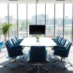 Professionelle Büroszene eines Headhunter Bielefeld mit modernem Design und Stadtblick.