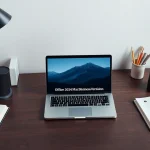 Arbeiten Sie effizient mit der Office 2024 Mac Business Version auf einem stilvollen Schreibtisch.