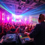 DJ in München spielt live und begeistert das Publikum mit pulsierenden Beats.