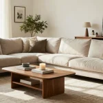 Einladendes Wohnzimmer mit stilvollen Möbeln für möbel günstig kaufen, featuring einem neutraltonigen Ecksofa und dekorativen Accessoires.